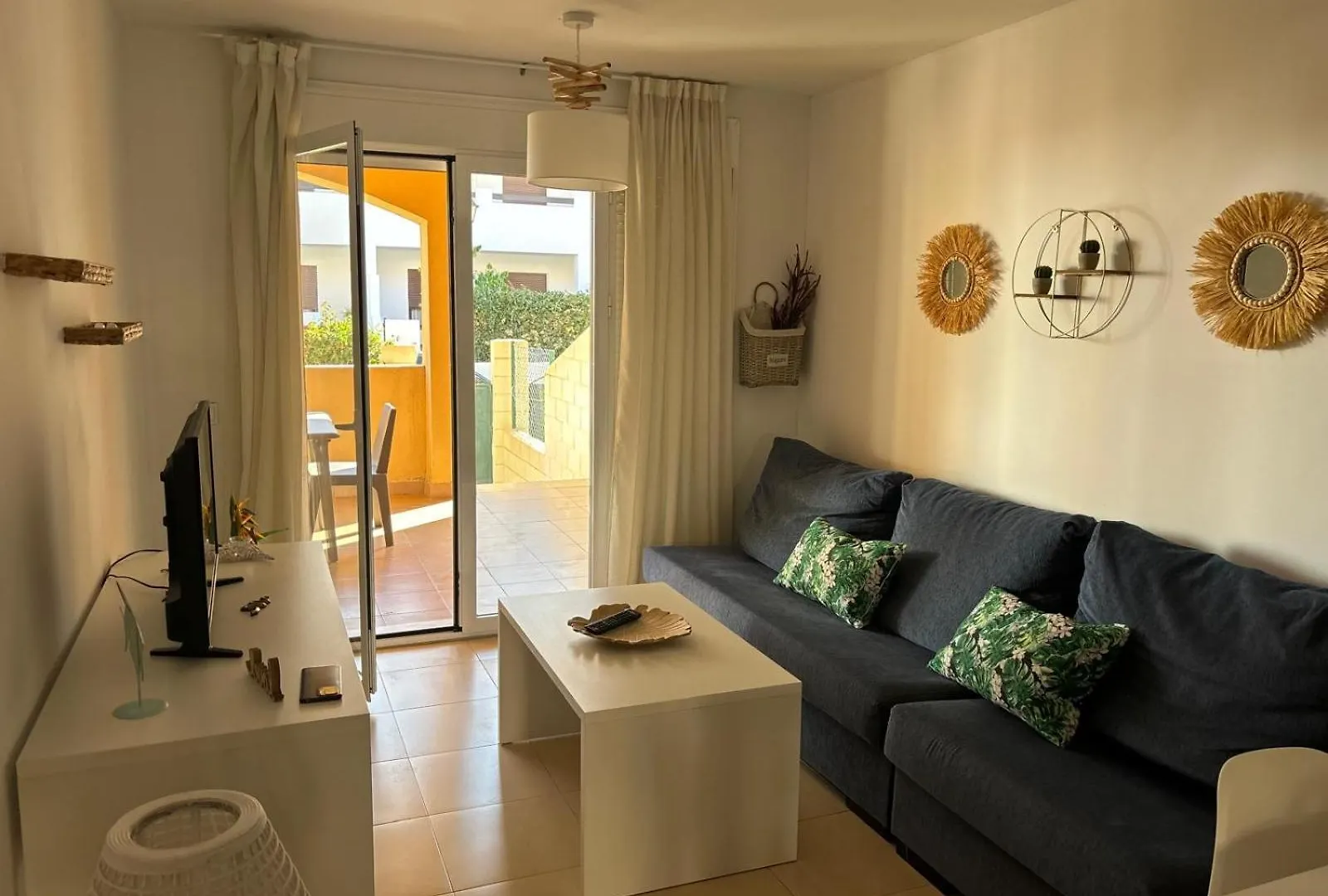 Bajo Con Jardin A Pie De Playa Y Piscina Comunitaria Con Jacuzzi Apartamento Playas de Vera 0*,  Espanha